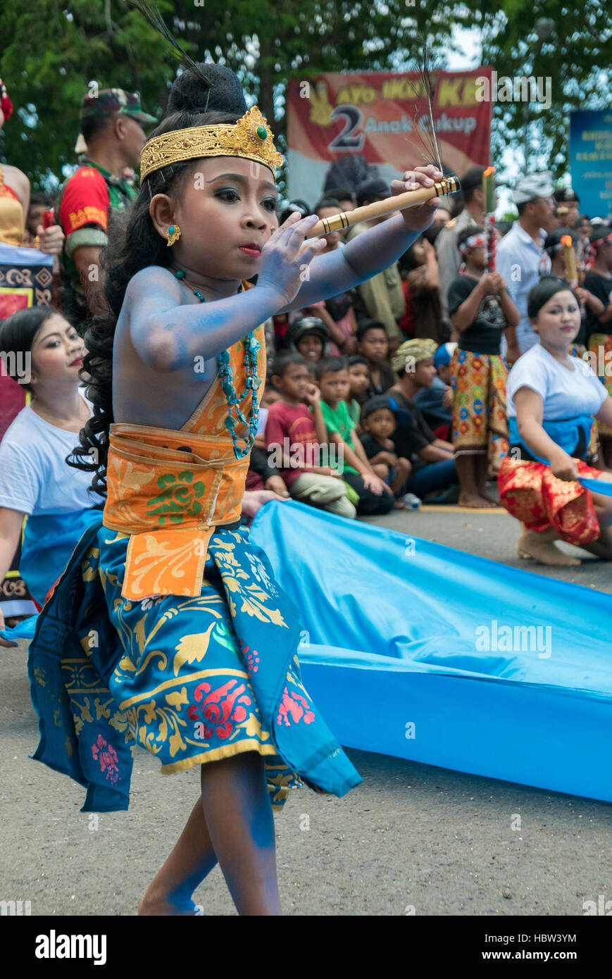Ragazzo Balinese suonare il flauto durante la tradizionale cerimonia Nyepi a Bali Foto Stock