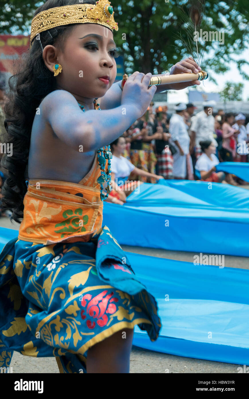 Ragazzo Balinese suonare il flauto durante la tradizionale cerimonia Nyepi a Bali Foto Stock