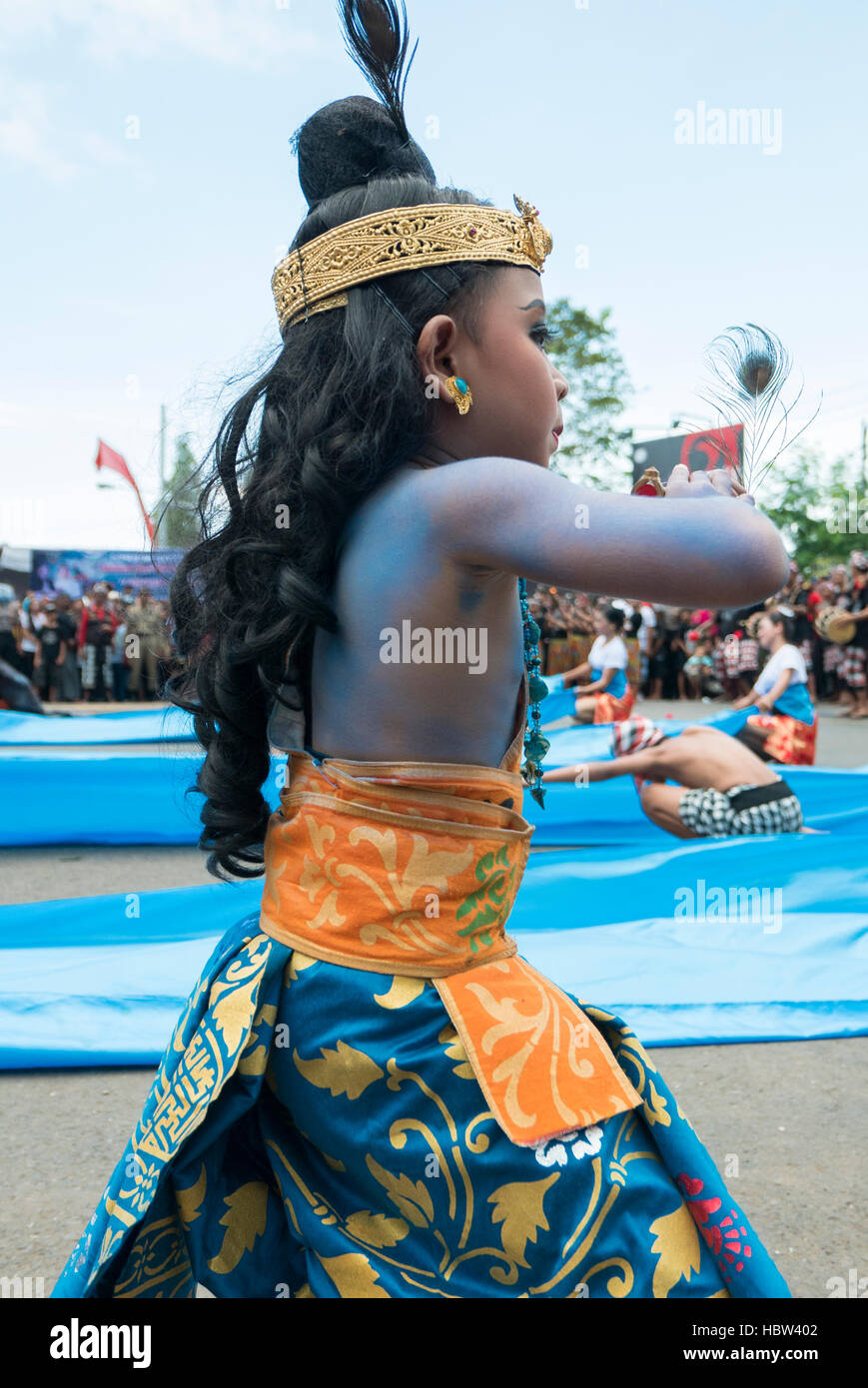 Ragazzo Balinese suonare il flauto durante la tradizionale cerimonia Nyepi a Bali Foto Stock