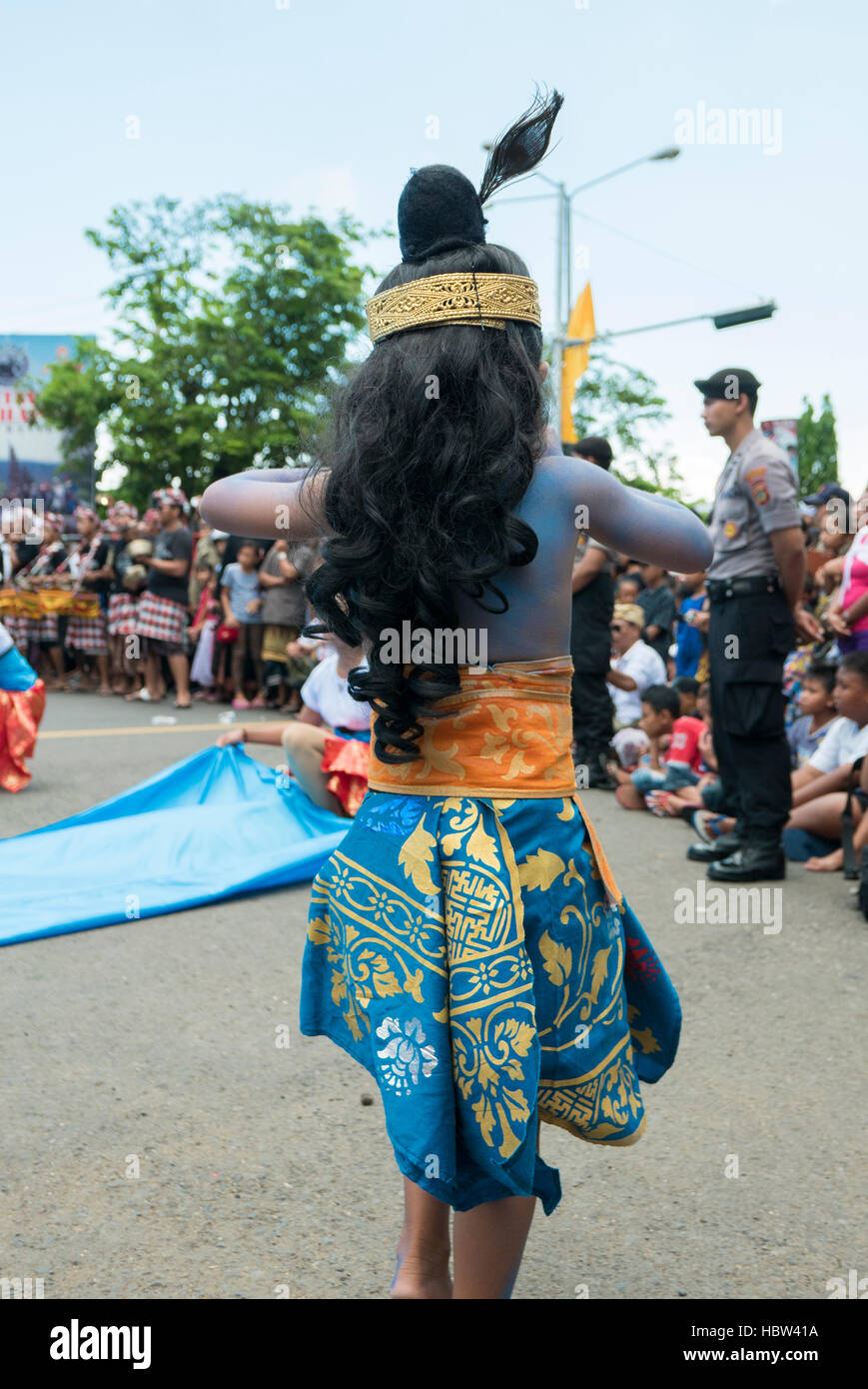 Ragazzo Balinese suonare il flauto durante la tradizionale cerimonia Nyepi a Bali Foto Stock