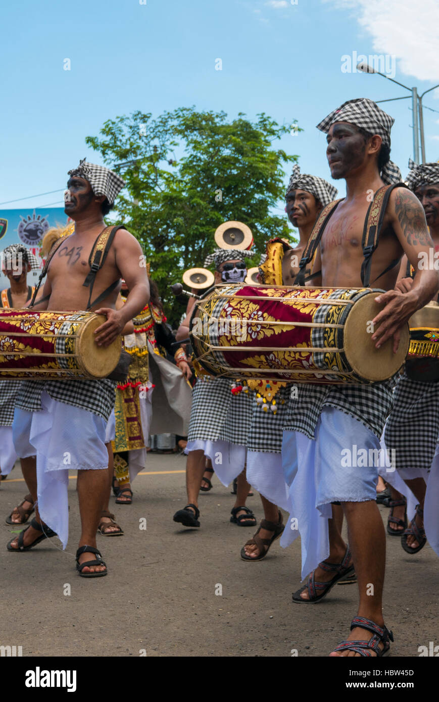 Design Balinese musicisti di suonare durante la cerimonia Nyepi in Bali. Indonesia Foto Stock