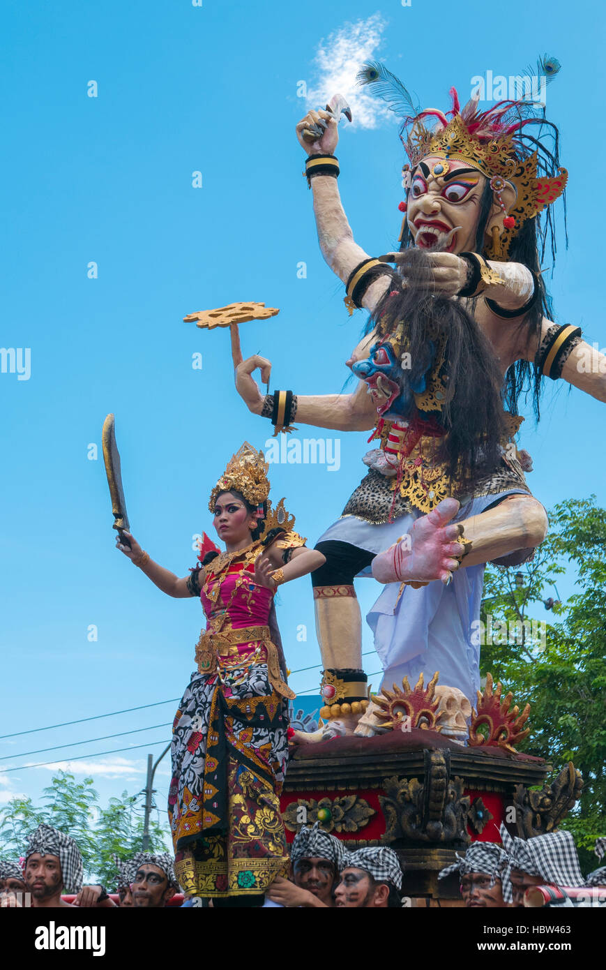 Persone e sculture durante la cerimonia del Nyepi a Bali, in Indonesia Foto Stock