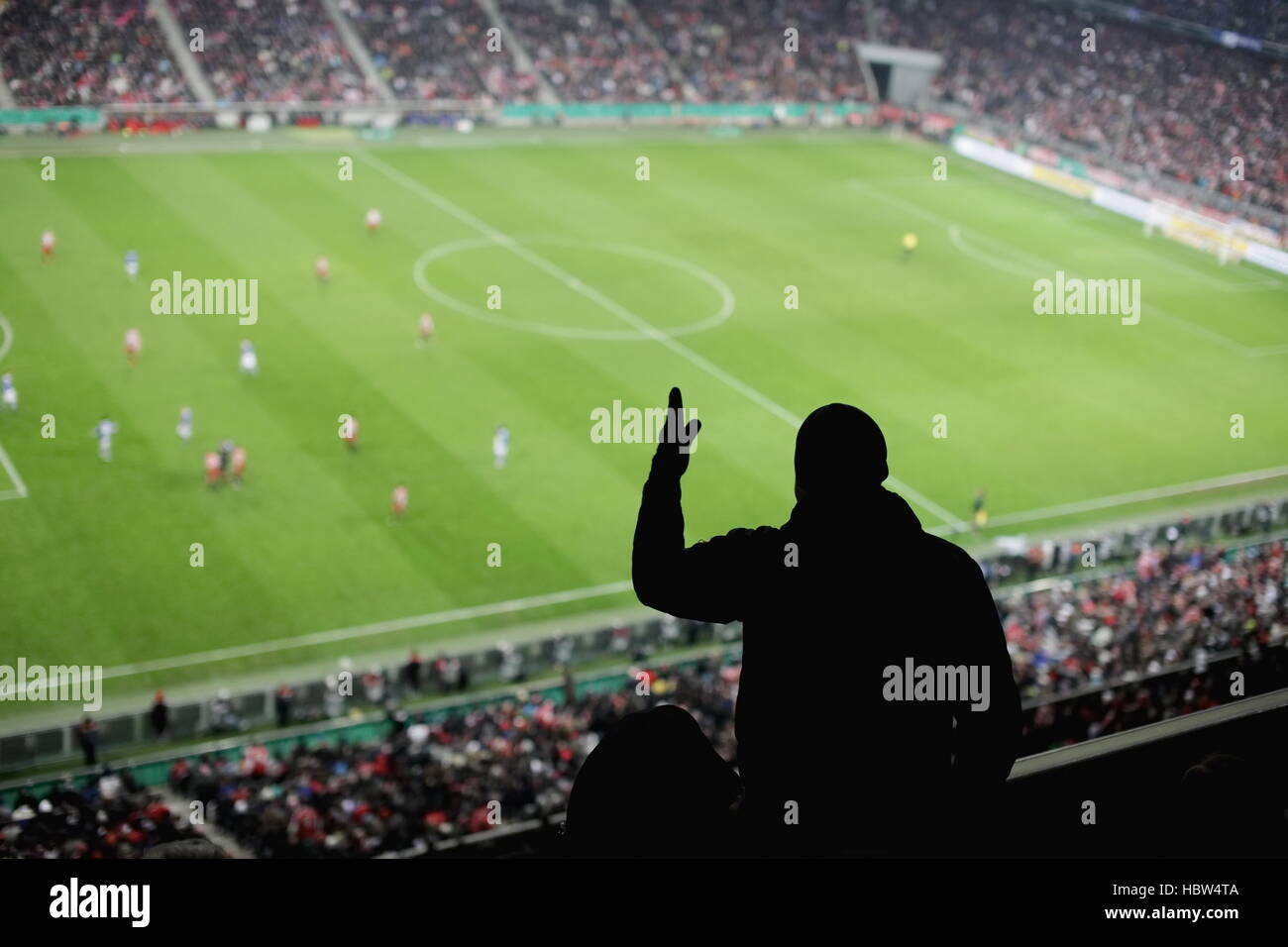 Sillhouette del tifo ventola nel Stadium Foto Stock