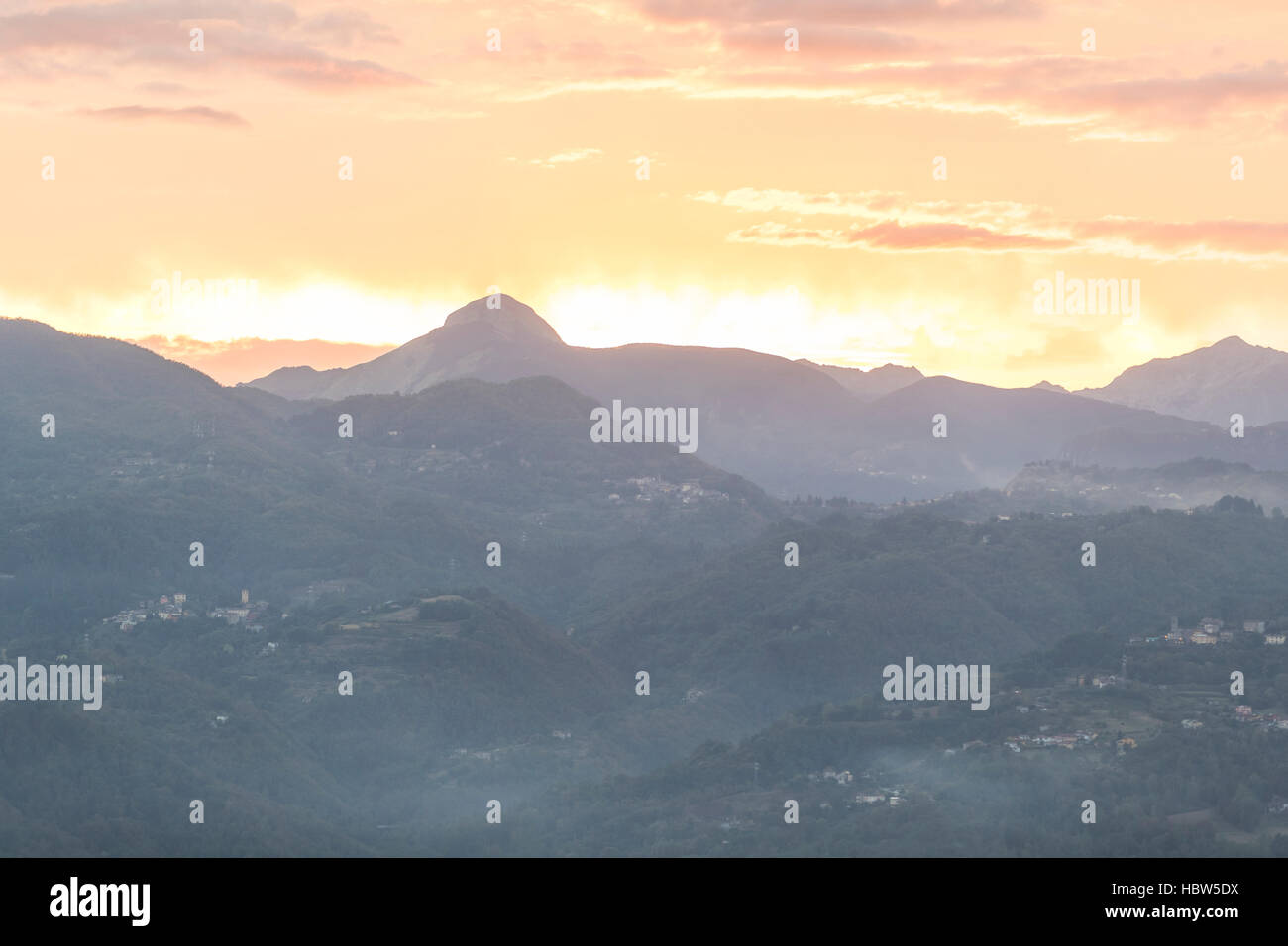 Pania della Croce la montagna e la medievale cittadina collinare di Barga dalla terrazza della chiesa Collegiata di San Cristoforo, Barga in Toscana, Italia. Foto Stock