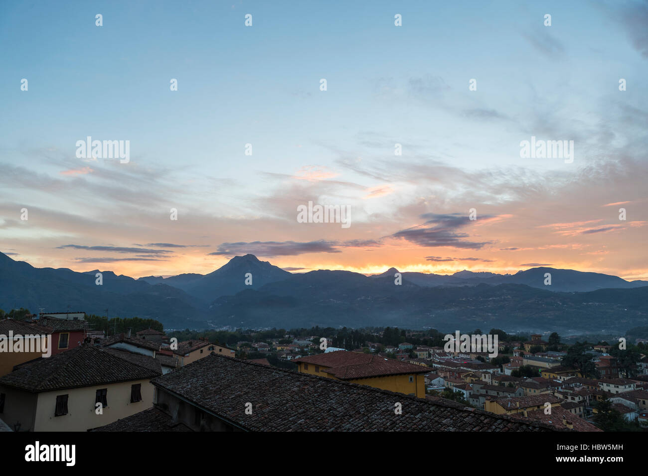 Pania della Croce la montagna e la medievale cittadina collinare di Barga dalla terrazza della chiesa Collegiata di San Cristoforo, Barga in Toscana, Italia. Foto Stock