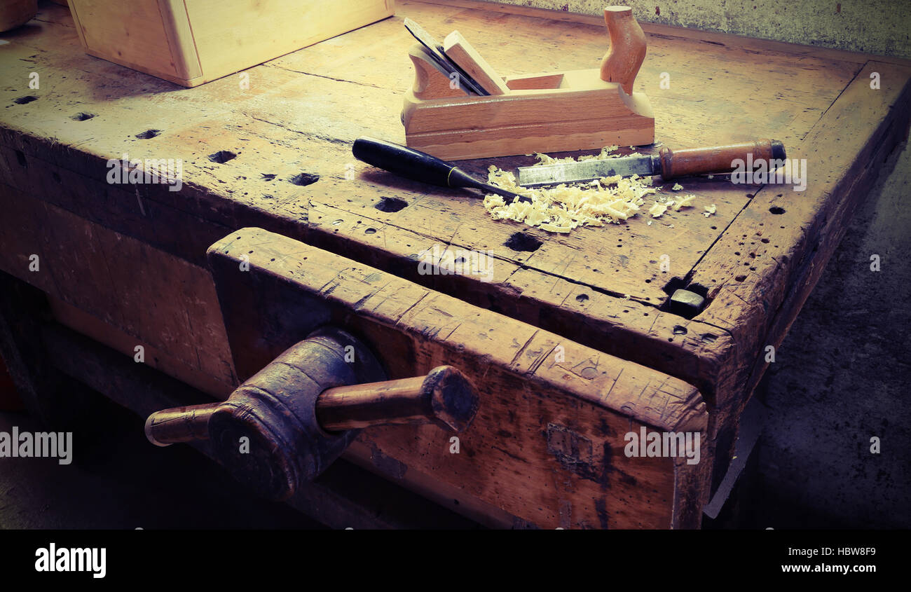 La ruspa e picchiato nell'antica bottega del falegname Foto Stock