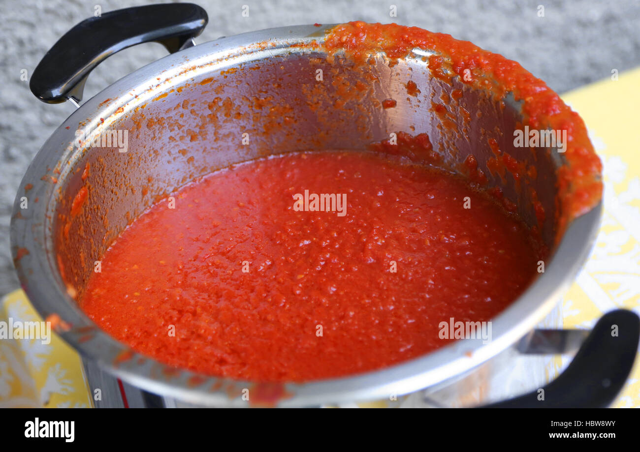 Pentola con salsa di pomodoro rosso fatti in casa per la festa Foto Stock