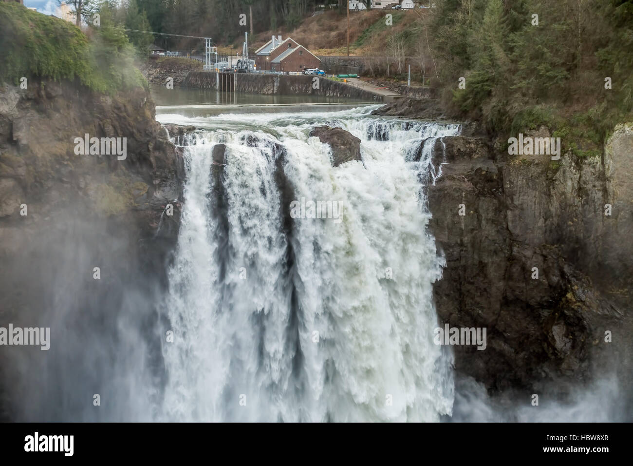 Una nebbia pesante sorge come Snoqualmie Falls giunchi potentemente. Foto Stock