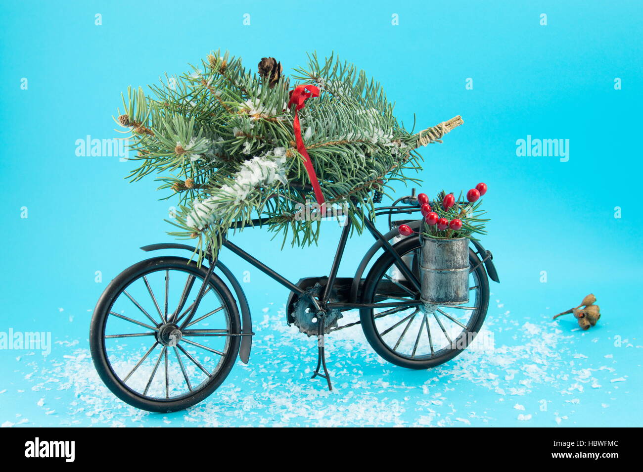 Biciclette giocattolo con decorazioni di Natale su sfondo blu Foto Stock