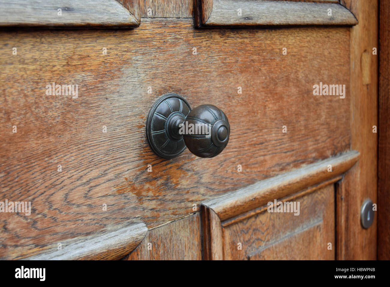 Vintage maniglia sulla porta di legno Foto Stock