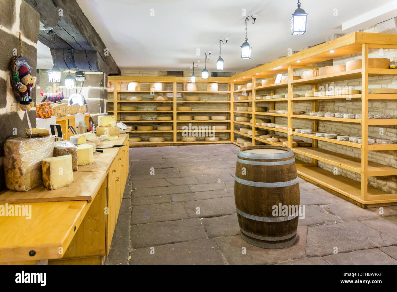 Formaggio alsaziano shop / cantina nel centro di Colmar, Alsazia, Francia Foto Stock