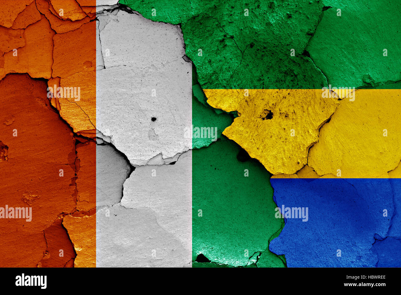 Le bandiere della Costa d'Avorio e il Gabon dipinta sulla parete incrinato Foto Stock