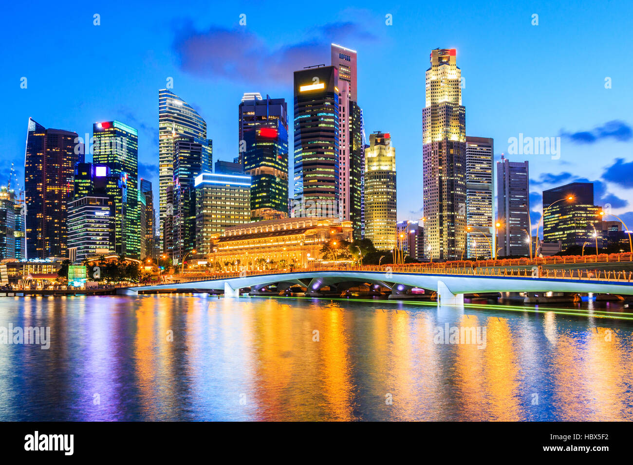 Singapore. Singapore skyline della città al crepuscolo. Foto Stock