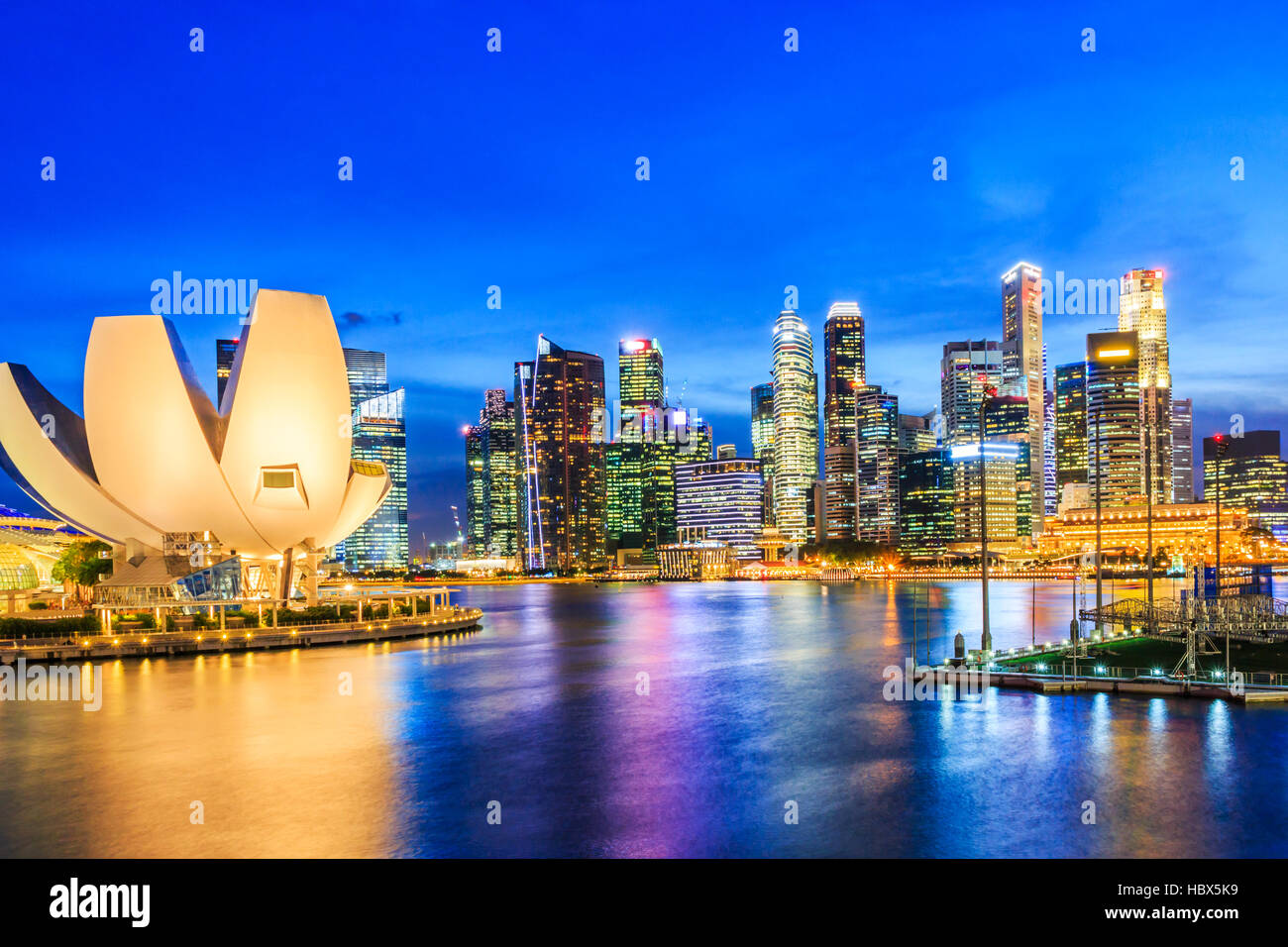 Singapore.Singapore skyline della città al crepuscolo. Foto Stock