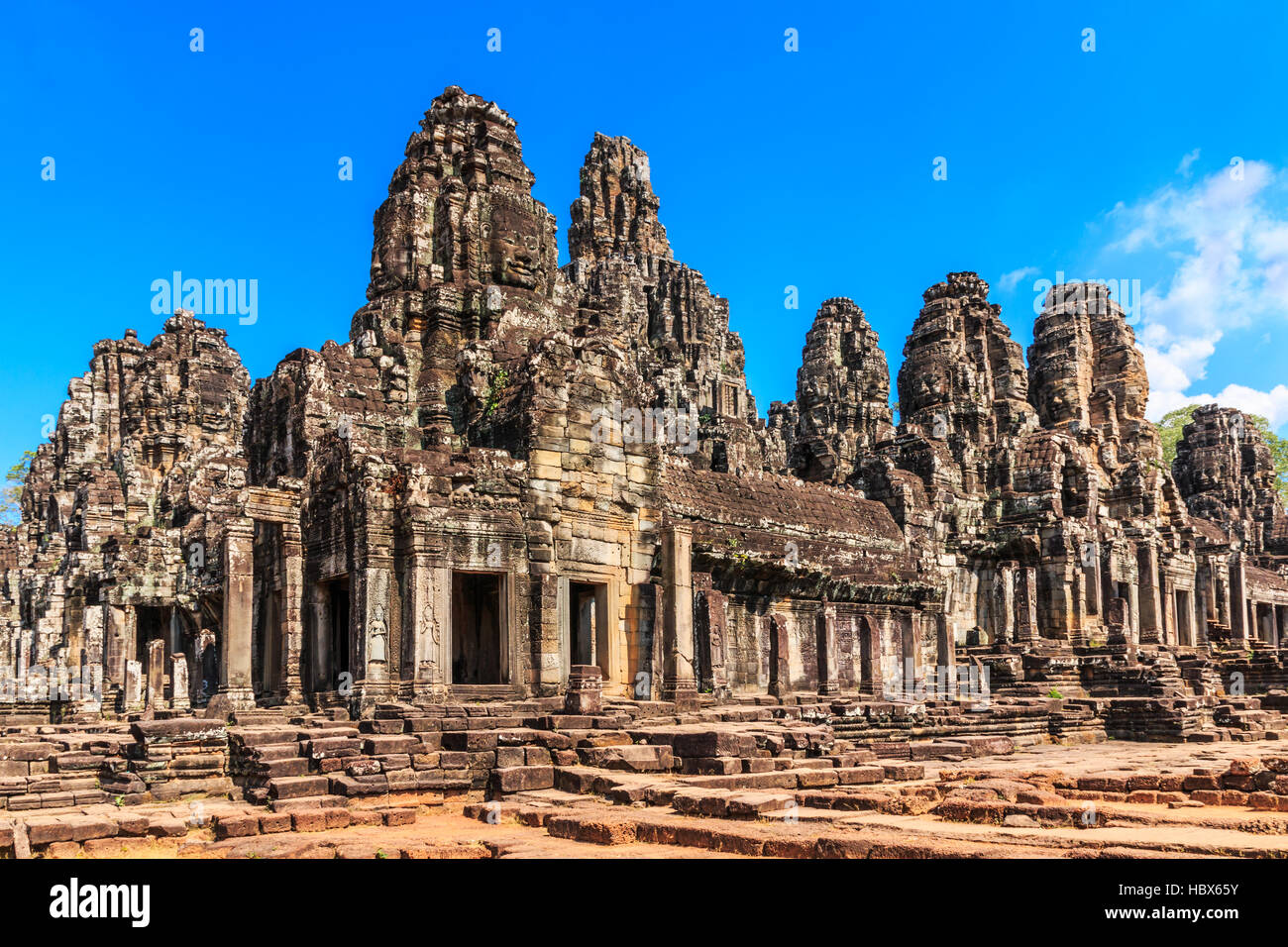 Angkor Wat, Cambogia. Faccia di pietra torri del tempio Bayon all antica Angkor Foto Stock