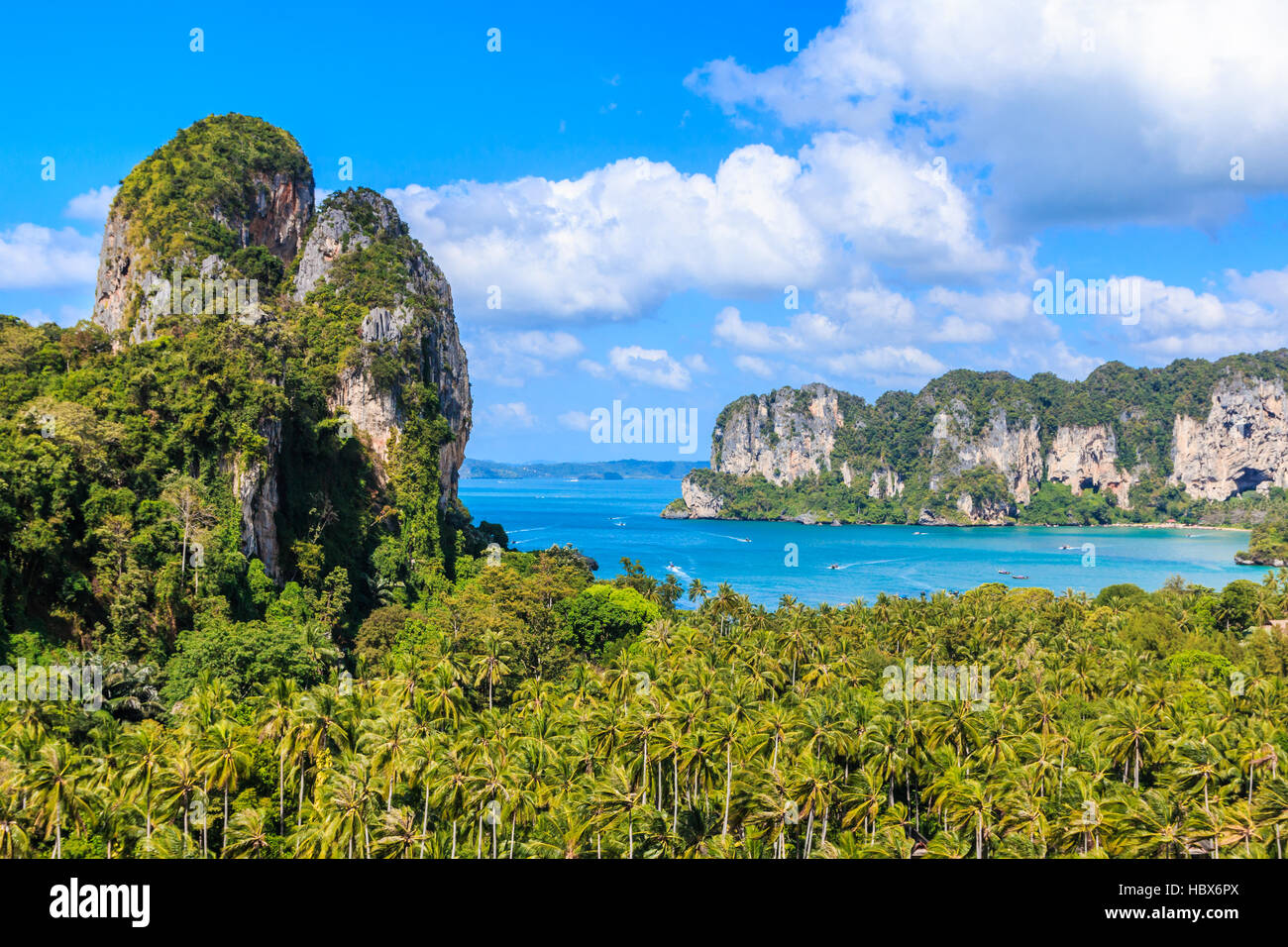 Krabi, Thailandia. Vista dalla scogliera sulla Railay Beach, Ao Nang. Foto Stock