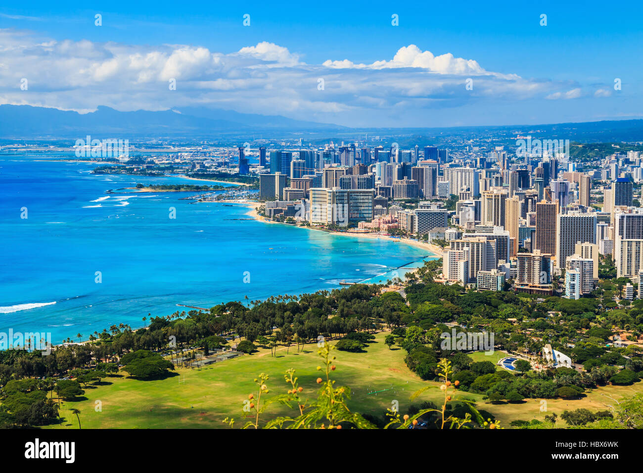 Skyline di Honolulu, Hawaii e la zona circostante compresi gli alberghi e gli edifici su Waikiki Beach Foto Stock
