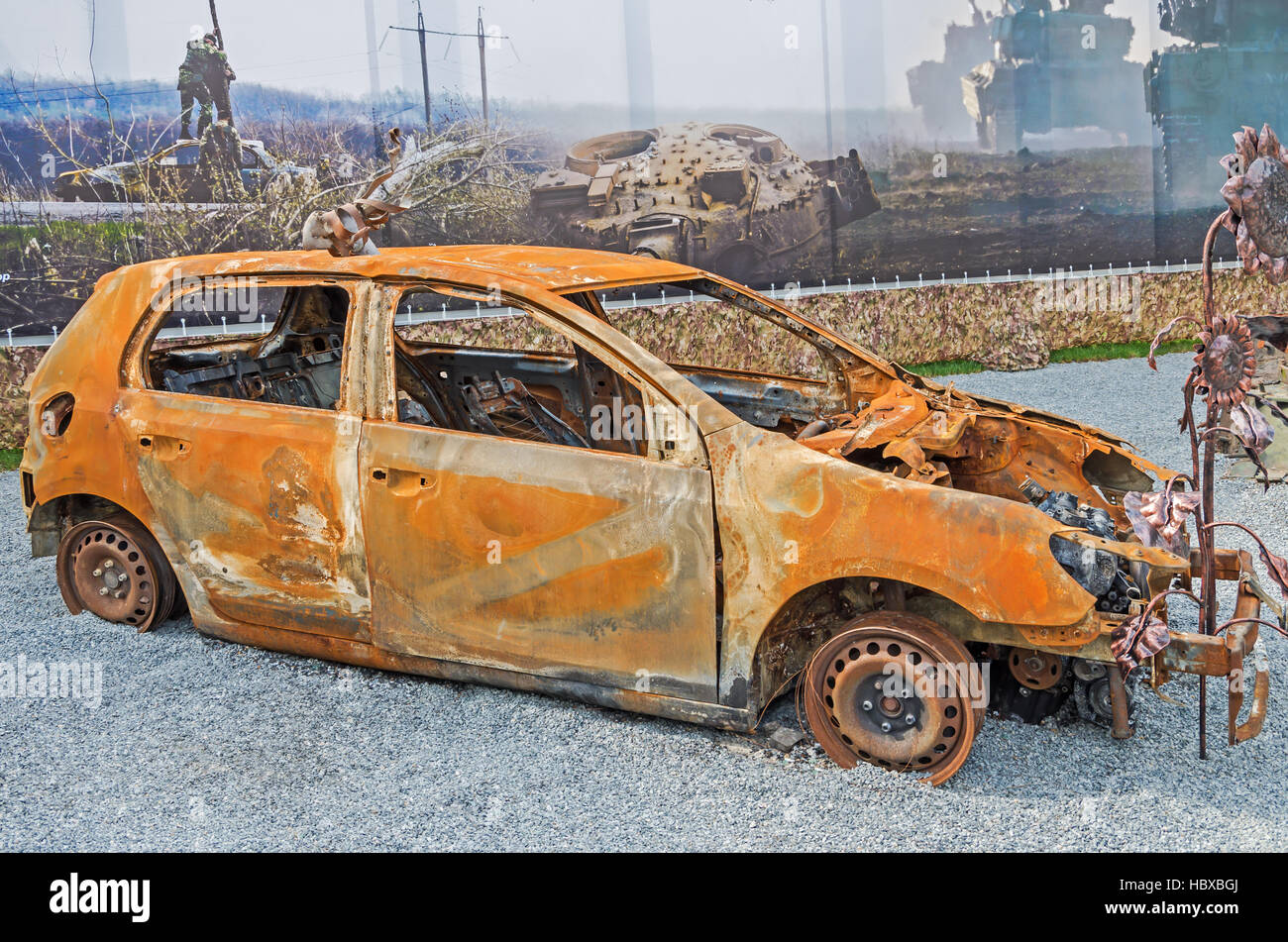 Dnepropetrovsk, Ucraina - 19 Maggio 2016: Open Air Museum dedicata alla guerra in Donbass. Auto bruciata come risultato della guerra in Donbass Foto Stock