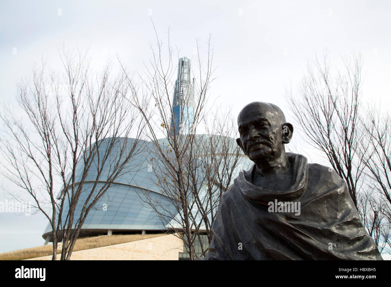 Il Mahatma Gandhi statua al di fuori del museo canadese per i Diritti Umani in Winnipeg, Canada. Foto Stock