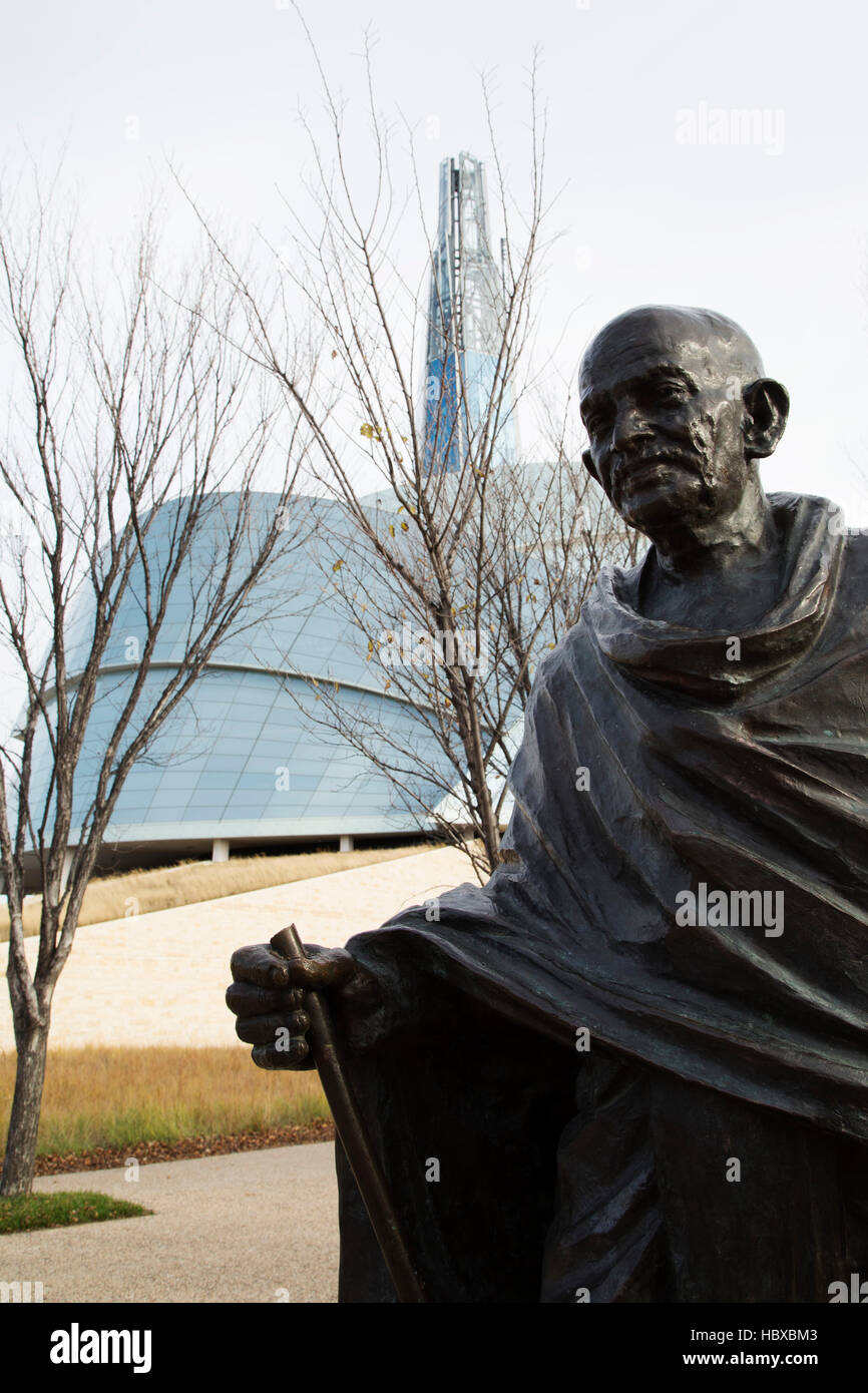 Il Mahatma Gandhi statua al di fuori del museo canadese per i Diritti Umani in Winnipeg, Canada. Foto Stock