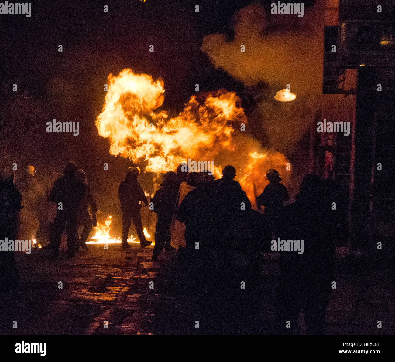 Atene, Grecia. 06 Dic, 2016. Scontri tra dimostranti e polizia nella regione di Exarcheia di Atene dopo la fine della manifestazione in ricordo di 15 anni studente Alexis Grigoroulos che è stato ucciso da un poliziotto. Credito: George Panagakis/Pacific Press/Alamy Live News Foto Stock