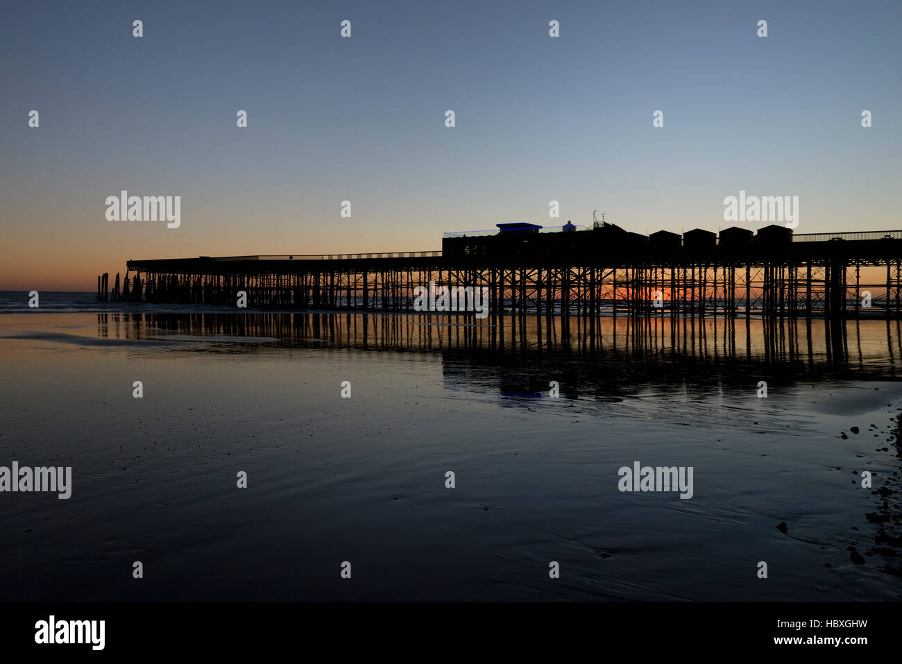 Hastings Pier al tramonto con luci Foto Stock