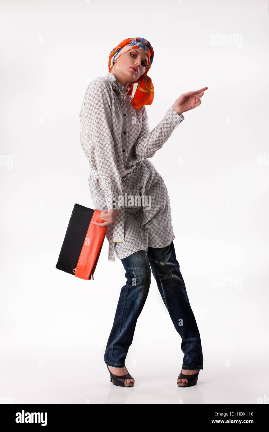 Giovane bella donna in abbigliamento Fashoinable Foto Stock