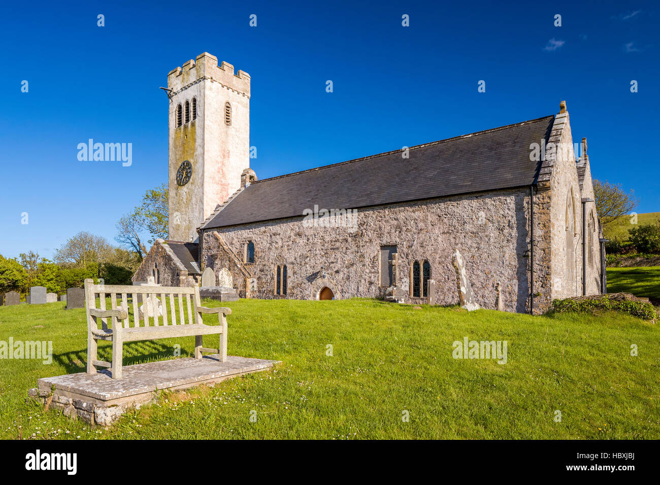 Saint James Chiesa di Manorbier, Il Pembrokeshire Coast National Park, Pembrokeshire, Wales, Regno Unito, Europa. Foto Stock