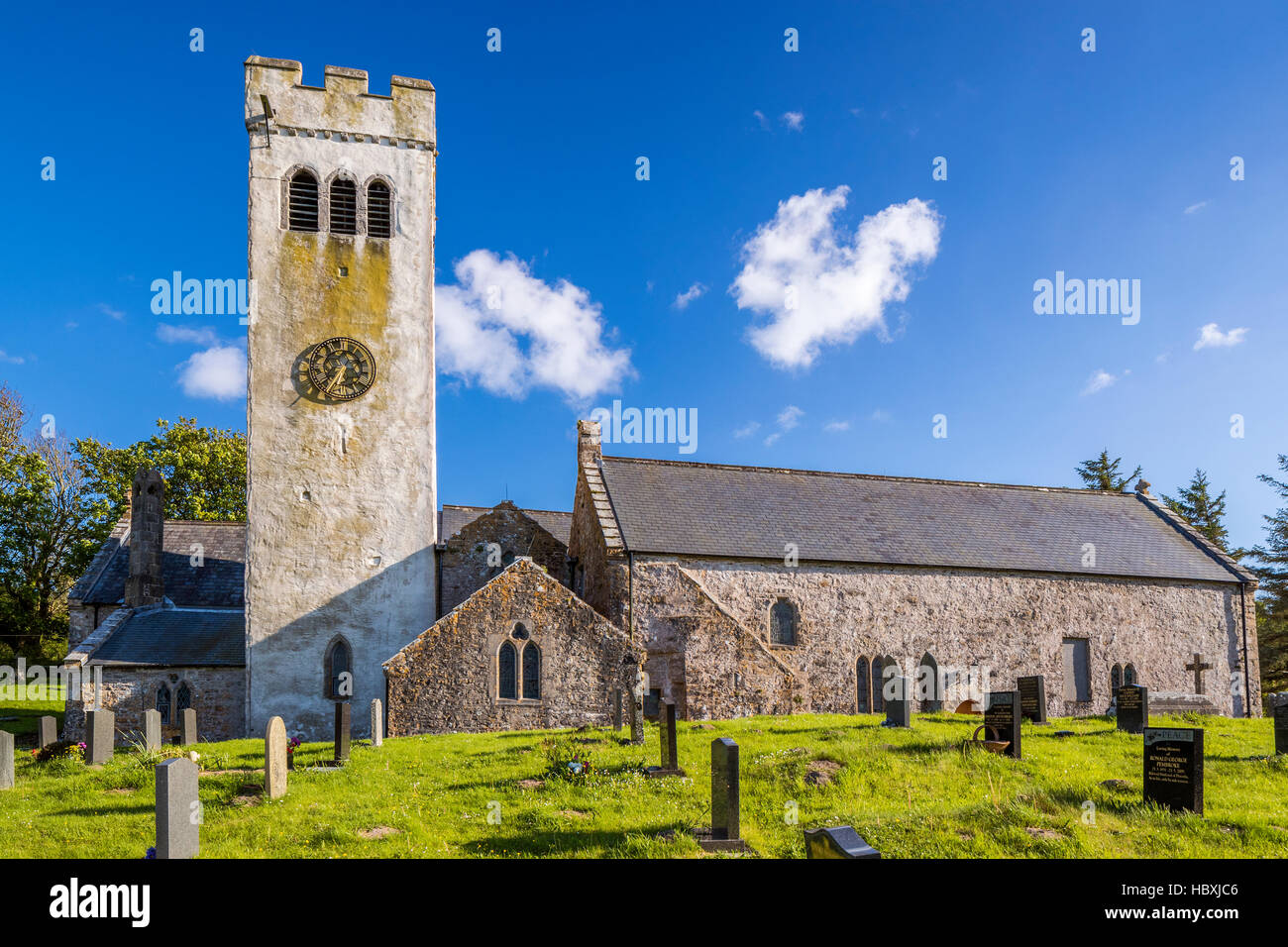 Saint James Chiesa di Manorbier, Il Pembrokeshire Coast National Park, Pembrokeshire, Wales, Regno Unito, Europa. Foto Stock