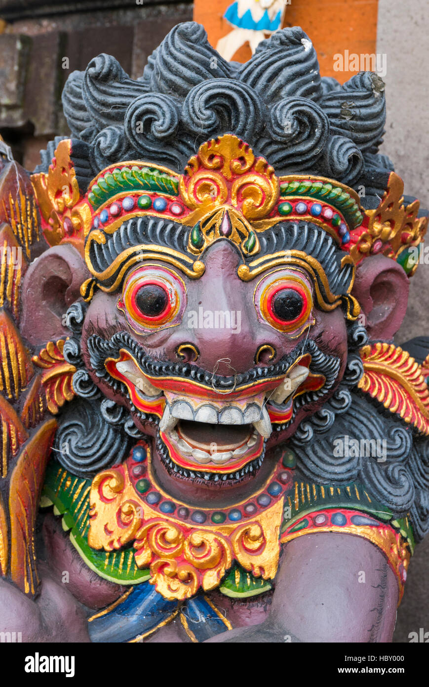 Dragon scultura in legno sulla porta del tempio di Bali, Indonesia Foto Stock