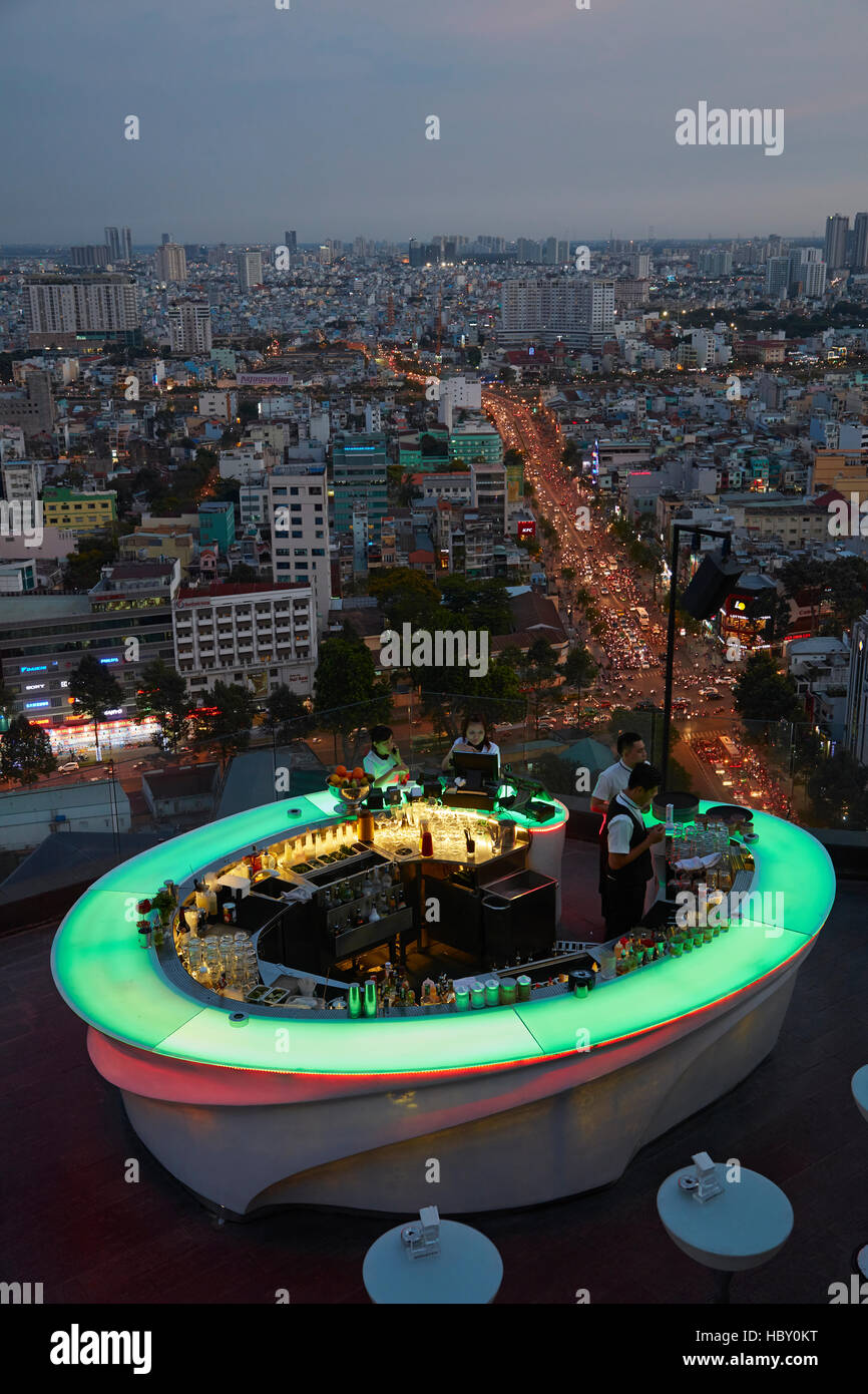 Chill Skybar al crepuscolo, Ho Chi Minh (Saigon), Vietnam Foto Stock