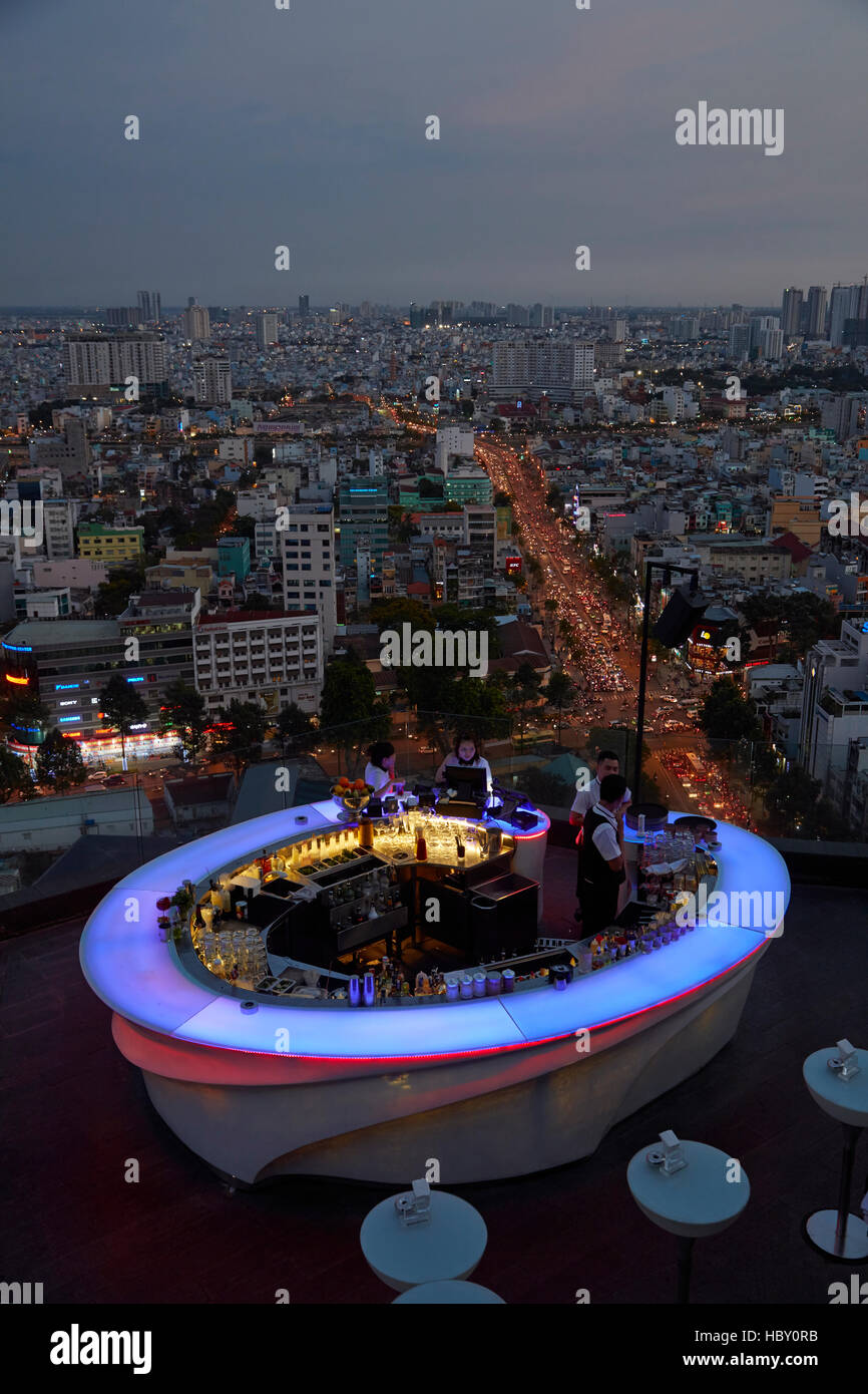 Chill Skybar al crepuscolo, Ho Chi Minh (Saigon), Vietnam Foto Stock