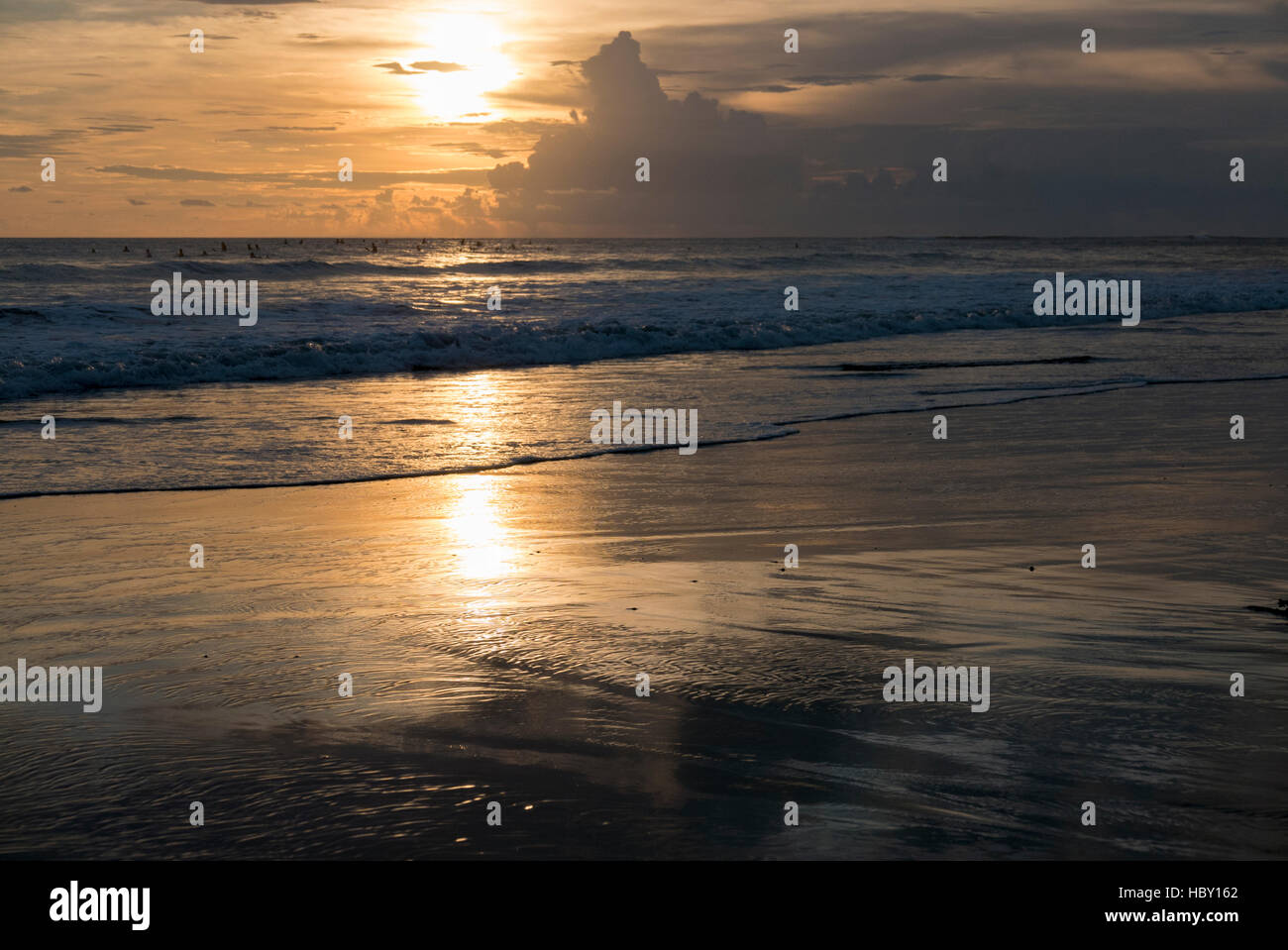 Tramonto e vista oceano su paradise Chenggu Beach - Bali, Indonesia Foto Stock