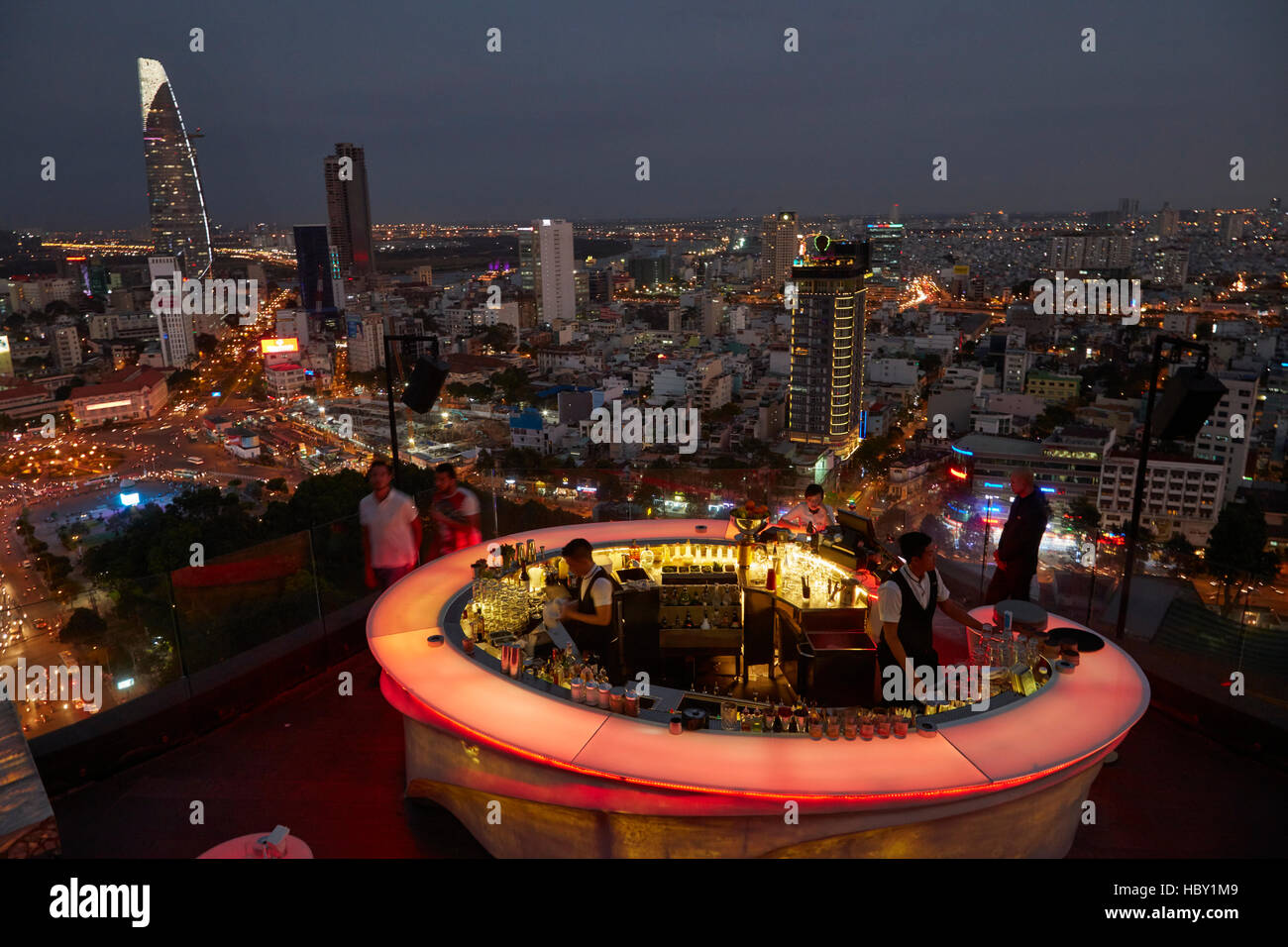 Chill Skybar al crepuscolo, Ho Chi Minh (Saigon), Vietnam Foto Stock