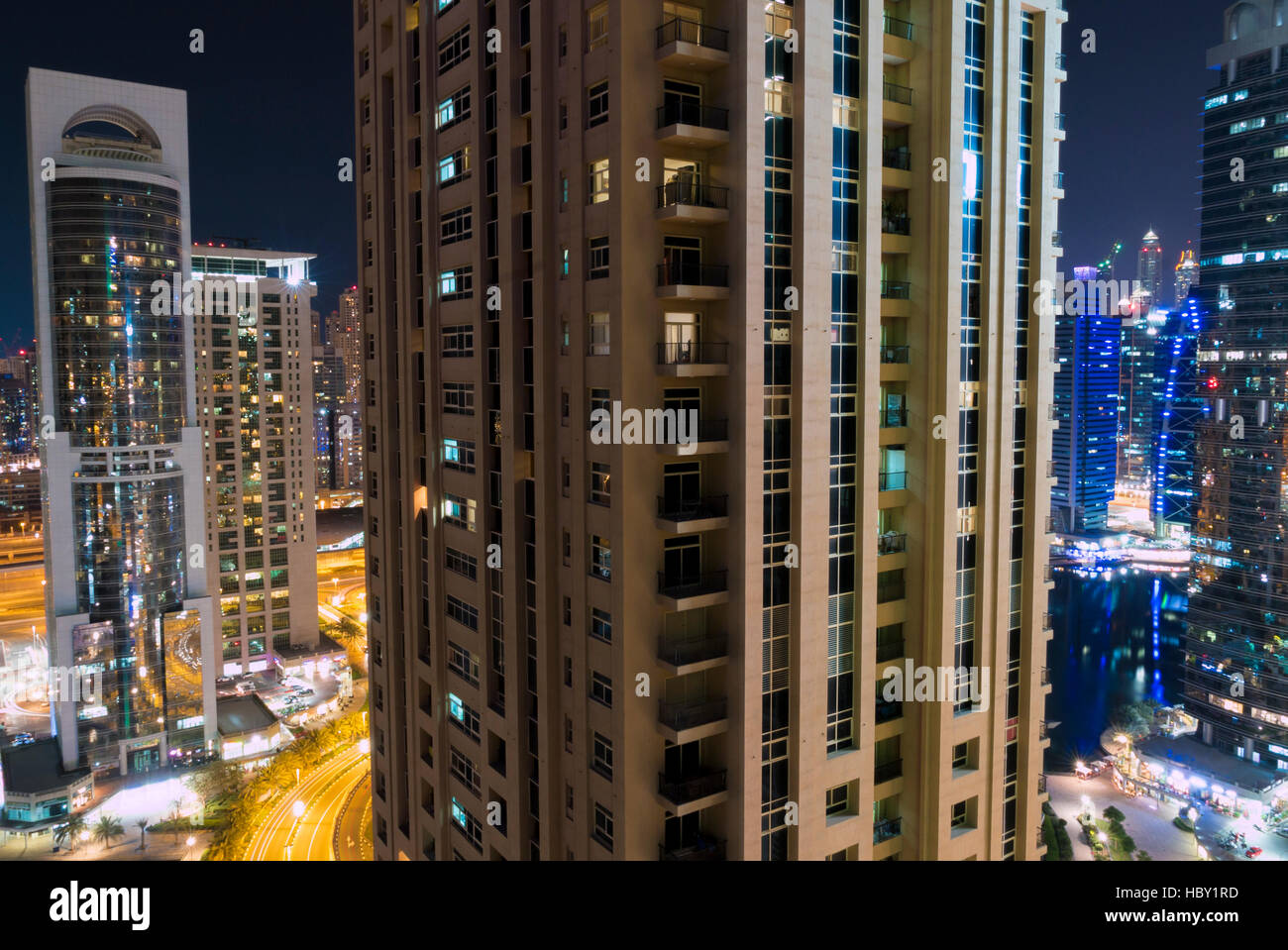 La notte dello skyline della città in Marina District, Dubai Foto Stock