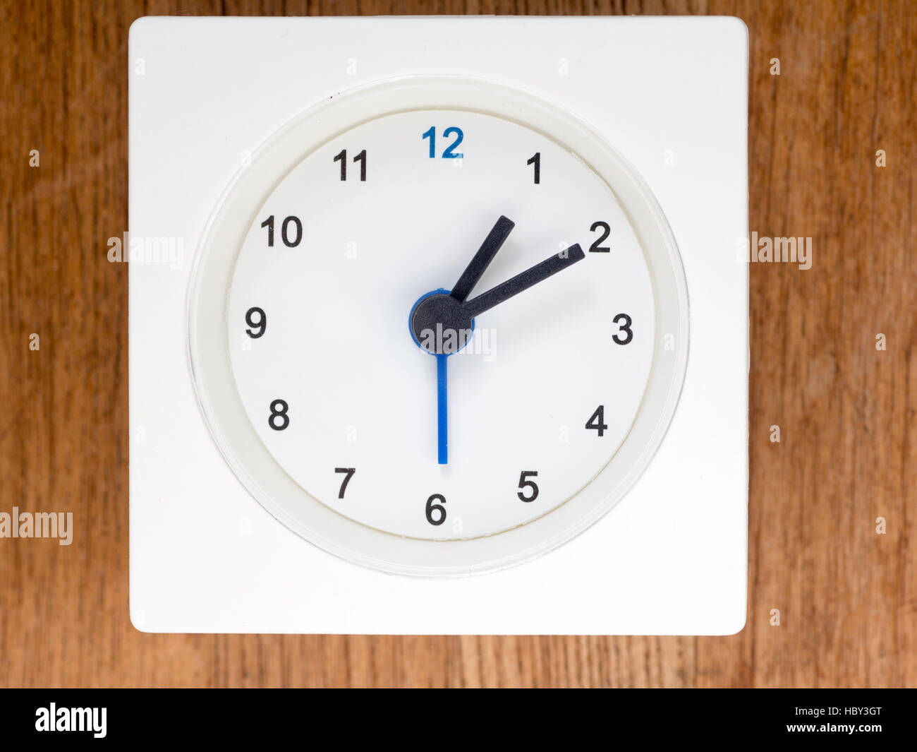 La seconda serie di sequenza di tempo sul semplice bianco orologio analogico , 10/96 Foto Stock