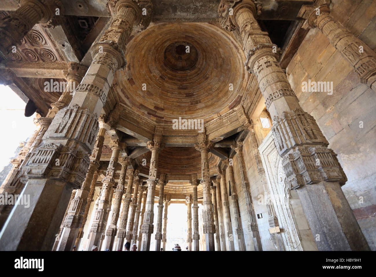 Dettagli della cupola, Adhai Din Ka Jhonpra , Ajmer, Rajasthan, India. Secondo la leggenda, la costruzione nel 1153 ha avuto solo due giorni e mezzo. Foto Stock