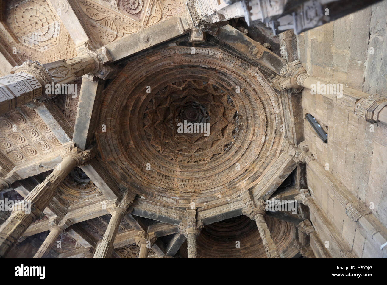 Dettagli della cupola, Adhai Din Ka Jhonpra , Ajmer, Rajasthan, India. Secondo la leggenda, la costruzione nel 1153 ha avuto solo due giorni e mezzo. Foto Stock