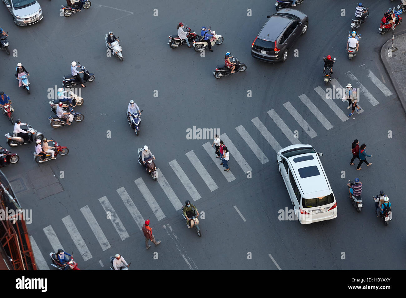 Motocicli, automobili, e attraversamento pedonale a Ben Thanh rotonda, la città di Ho Chi Minh (Saigon), Vietnam Foto Stock