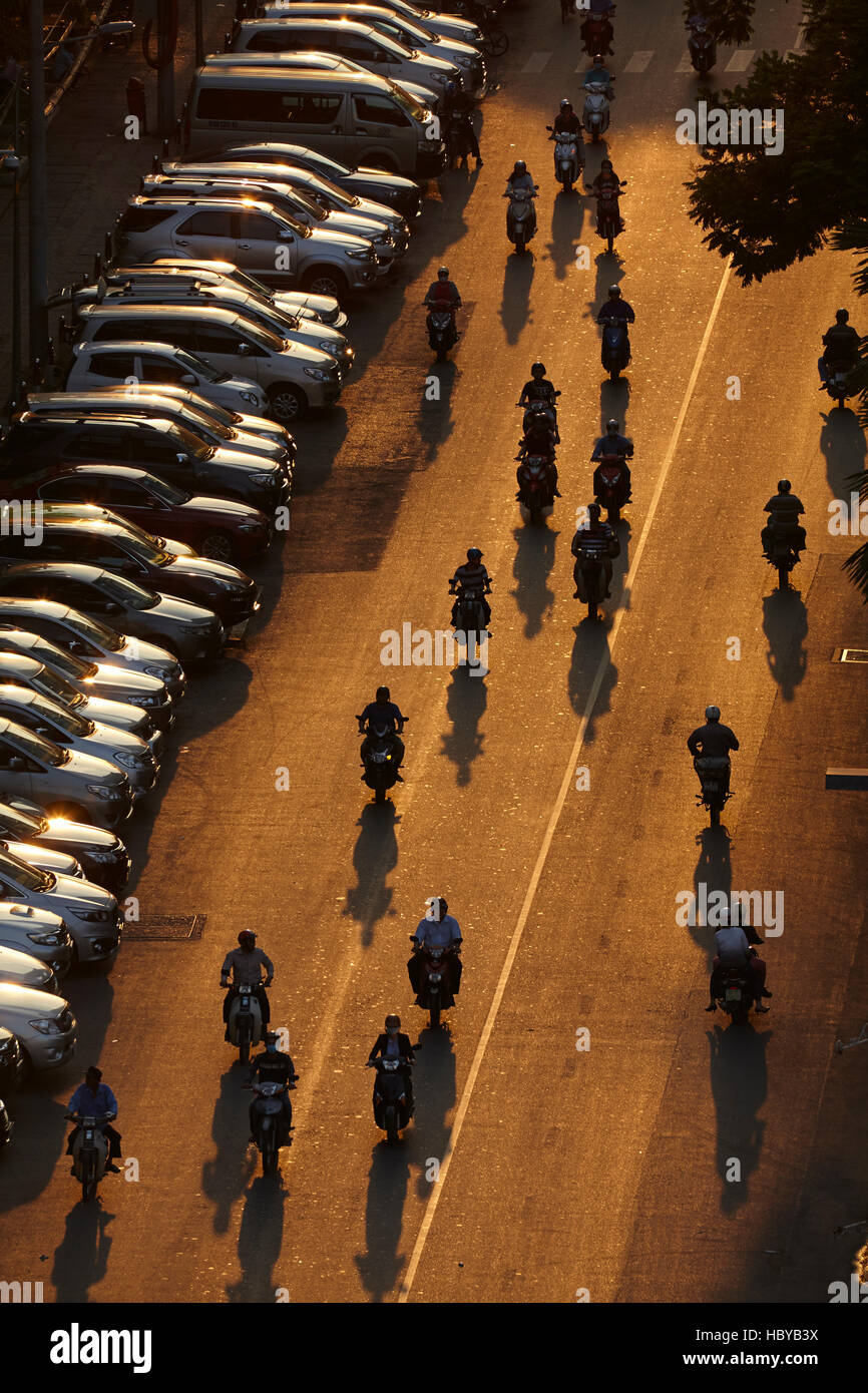 Motocicli e Autoveicoli contro la luce dal sole di setting, Città di Ho Chi Minh (Saigon), Vietnam Foto Stock
