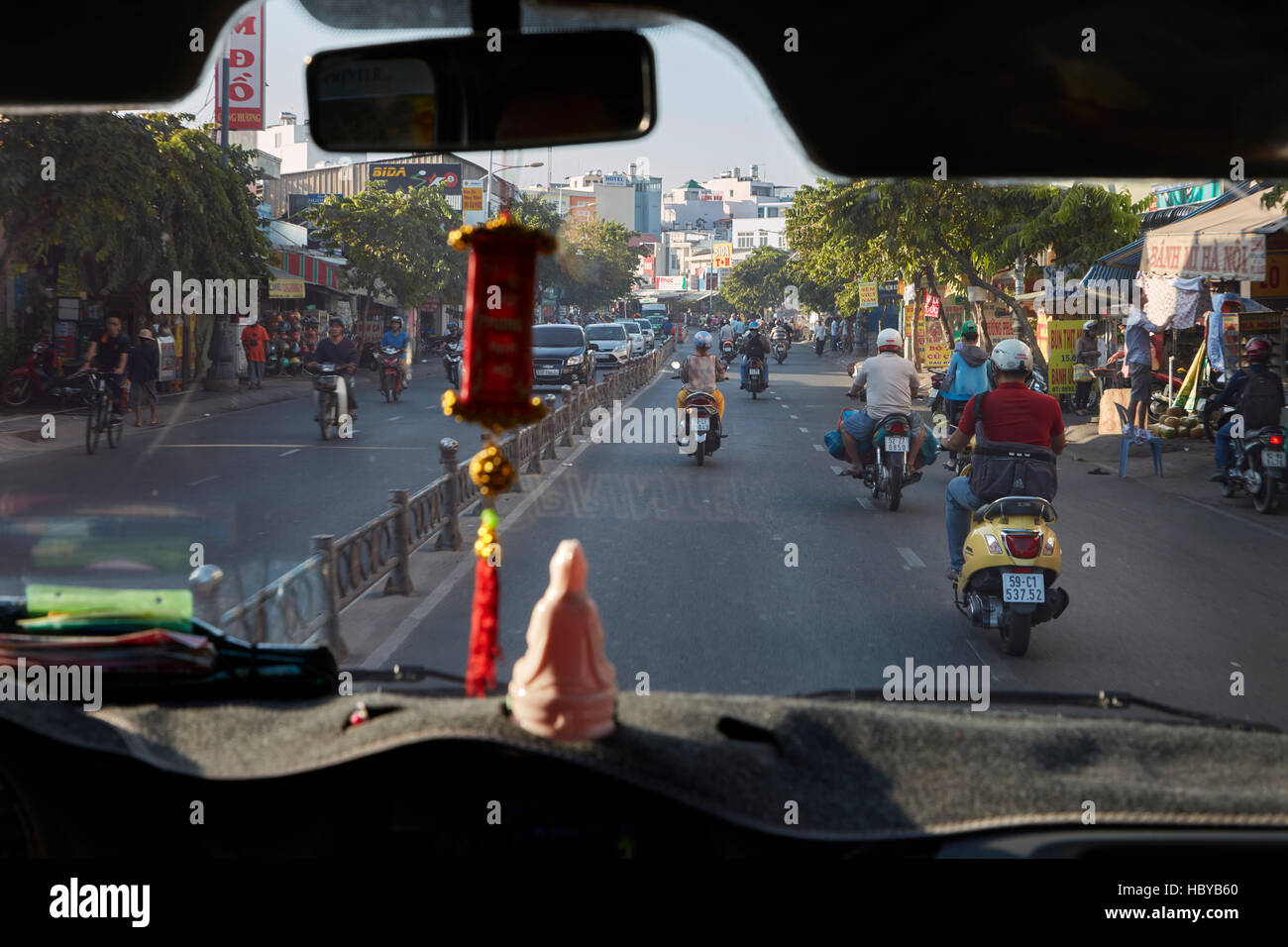 Motocicli sulla strada trafficata città di Ho Chi Minh (Saigon), Vietnam Foto Stock