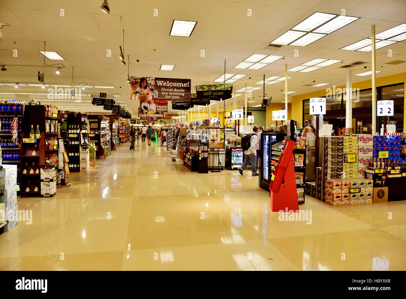 I corridoi all'interno di un tipico supermercato americano, Fry's dei negozi di alimentari in Arizona, Stati Uniti d'America. È di grande dimensione. Foto Stock