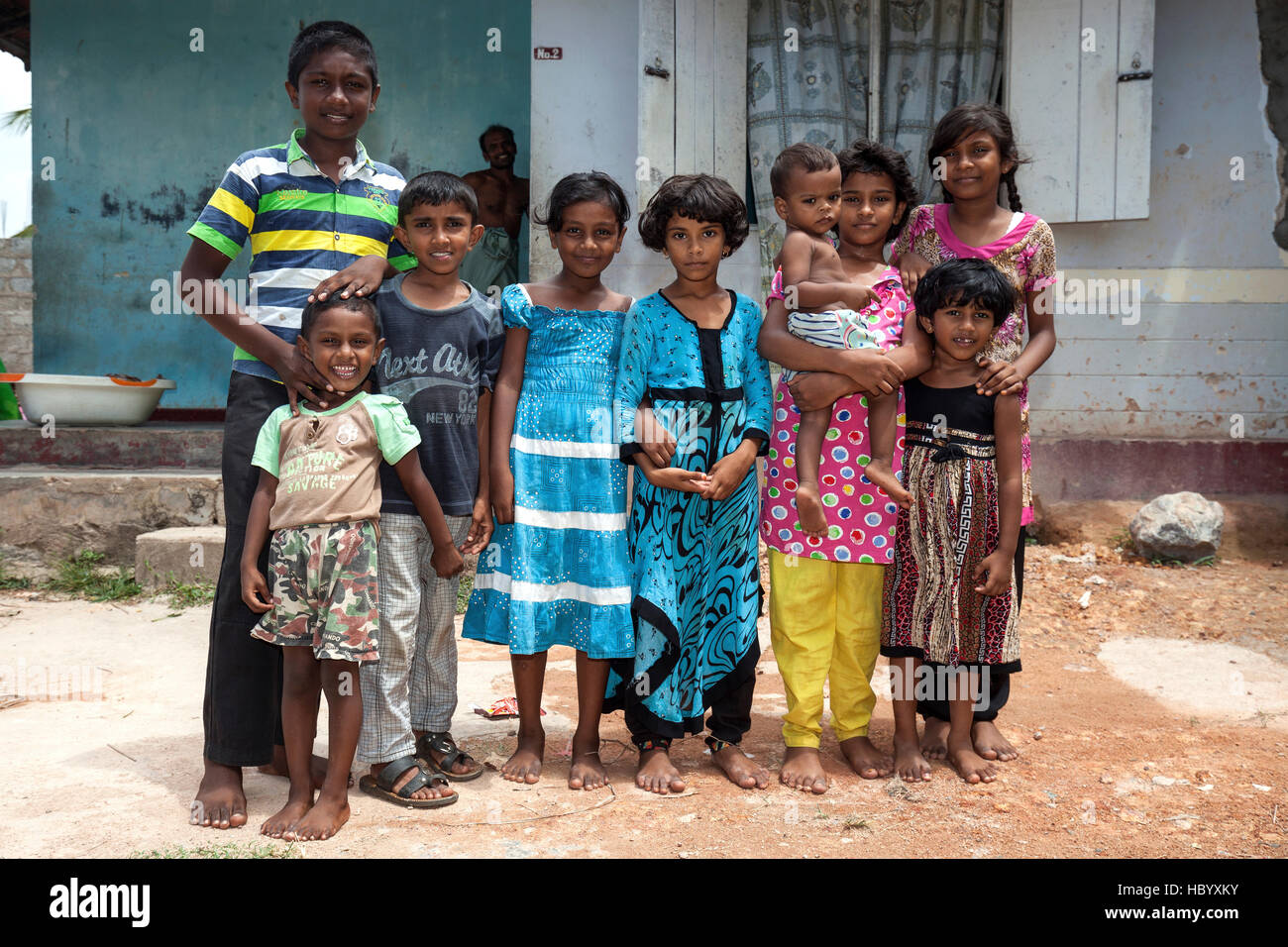 Bambini locali fuori casa, singalesi, Beruwela, provincia occidentale, Sri Lanka Foto Stock