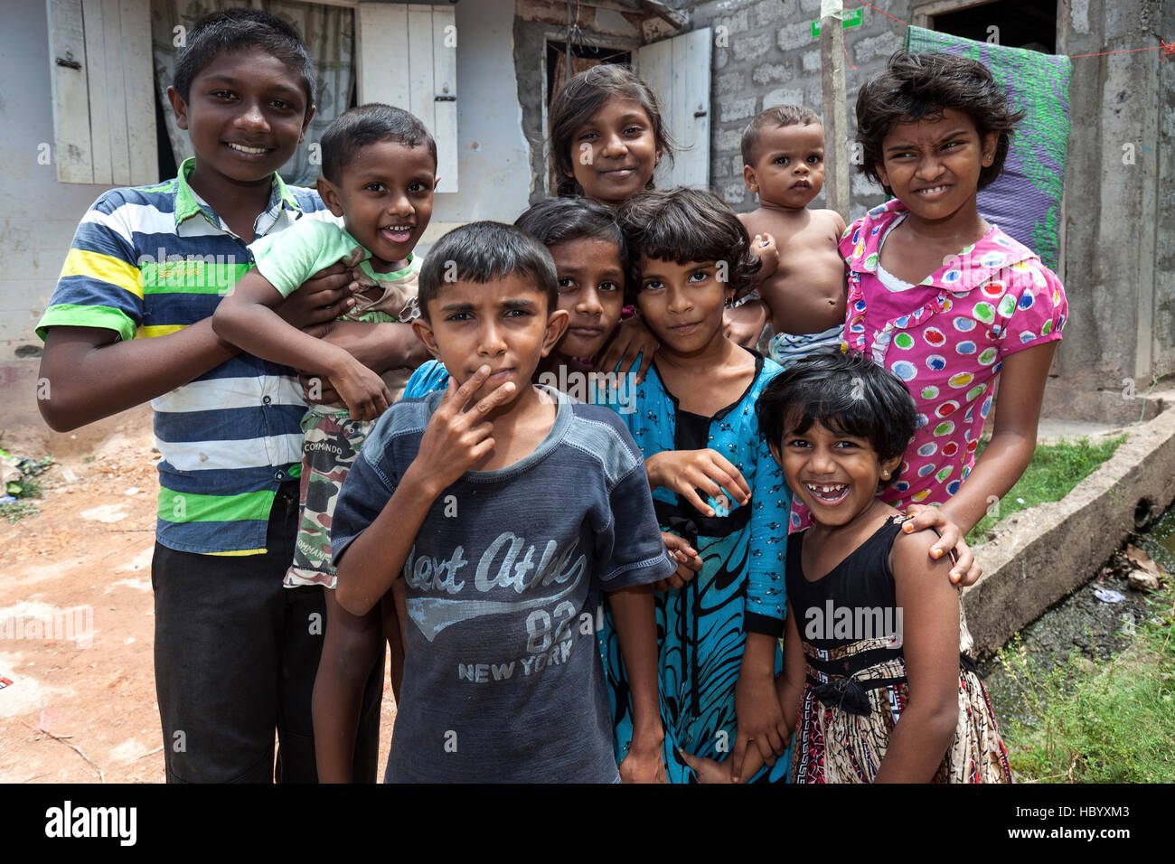 Bambini locali fuori casa, singalesi, Beruwela, provincia occidentale, Sri Lanka Foto Stock