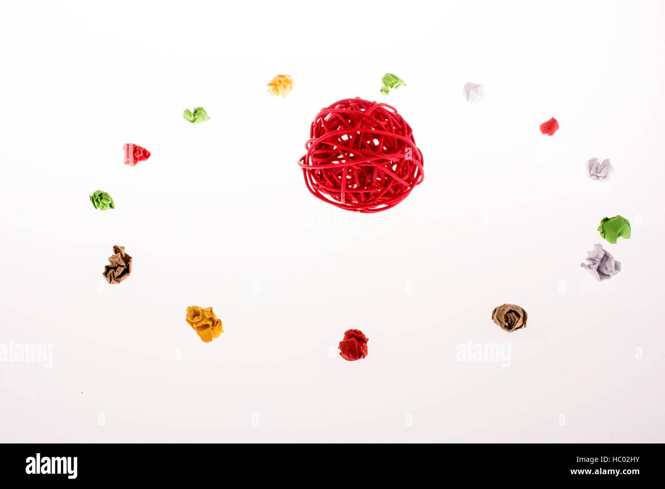 Colorata carta sgualcita formano un cerchio con una spola in esso Foto Stock