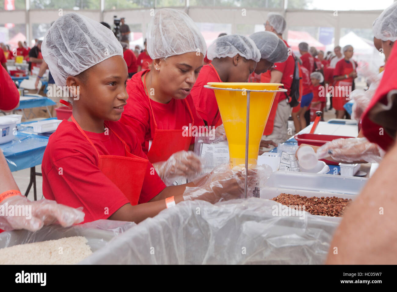 Volontari pasti di imballaggio per la lotta contro la povertà e la fame durante la seconda annua AARP Foundation celebrazione del pasto di Service Pack Foto Stock