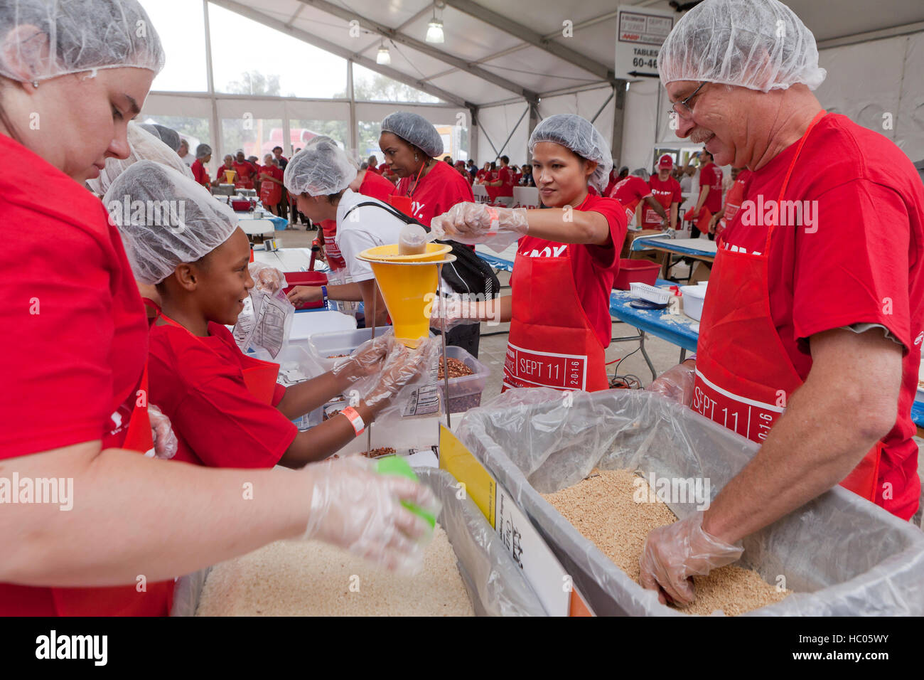 Volontari pasti di imballaggio per la lotta contro la povertà e la fame durante la seconda annua AARP Foundation celebrazione del pasto di Service Pack Foto Stock