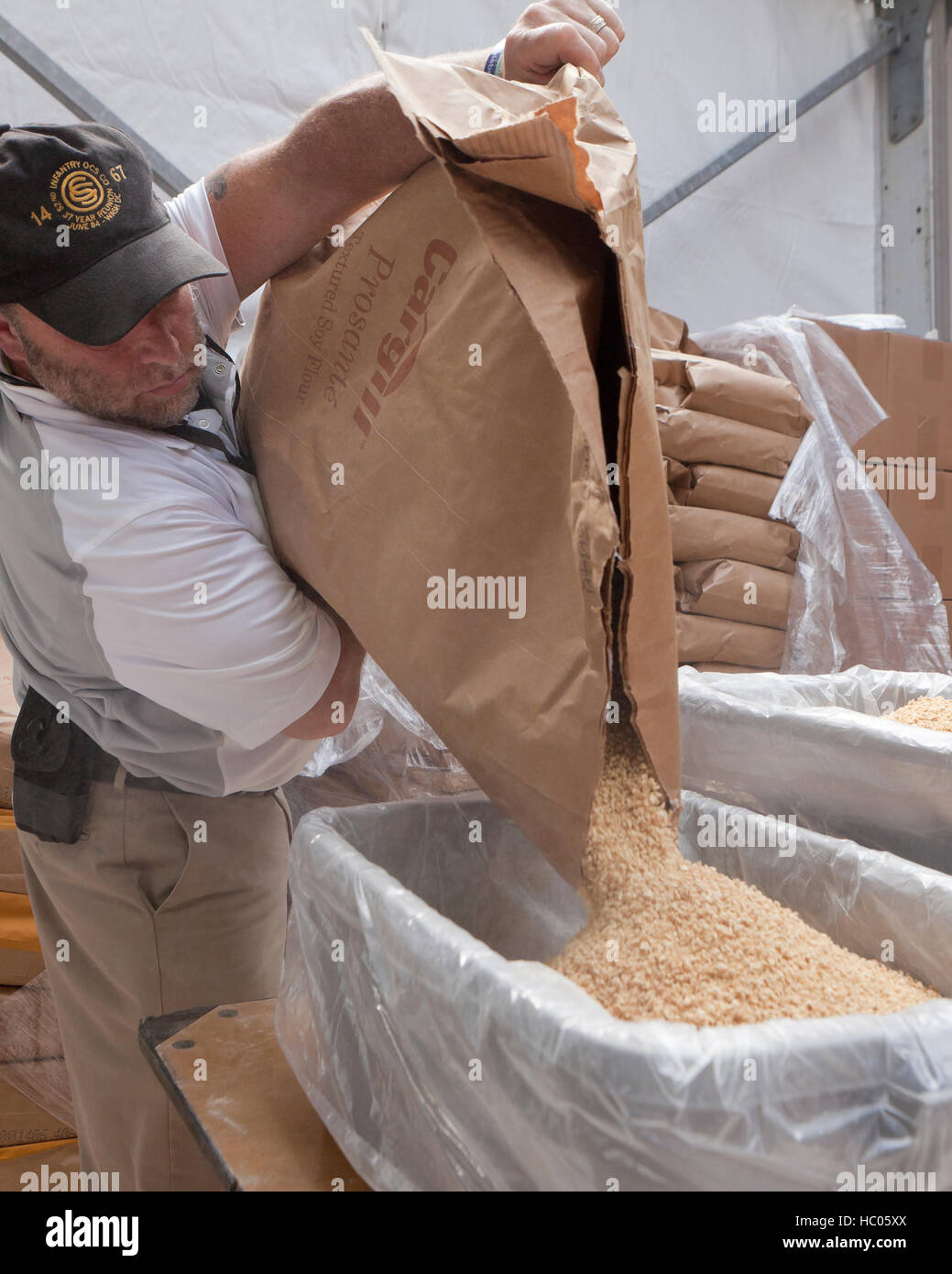 L'uomo versando la granella in bin - USA Foto Stock
