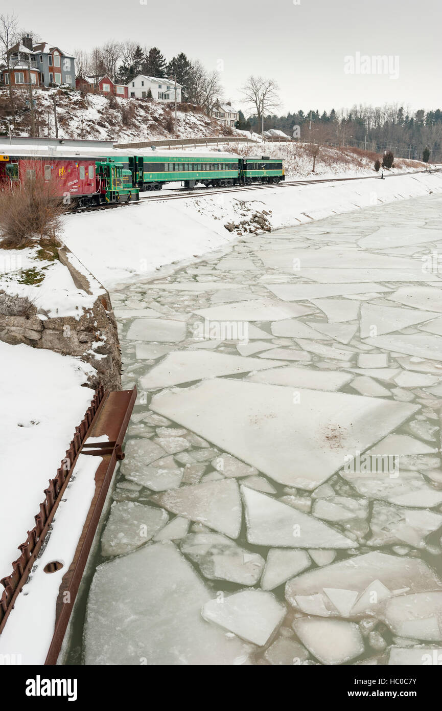 Treni passeggeri sulle tracce sulla riva del torrente bollitore in inverno vicino al lago Erie in Port Stanley, Ontario, Canada Foto Stock