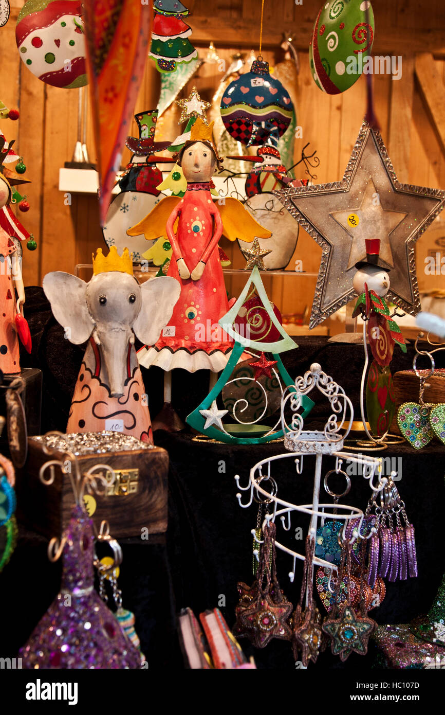 Natale mercato artigianale a Ludwigsberg, Germania, giocoso e colorate decorazioni di Natale in un artigiano allo stand. Foto Stock